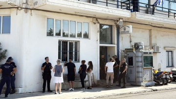 Άνδρας εισέβαλε στο ΑΤ Μάνδρας και επιτέθηκε σε αστυνομικό με μαχαίρι, τον πυροβόλησαν στον θώρακα