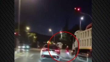 Βίντεο-ντοκουμέντο από τη Λεωφόρο Πεντέλης: Παραβίασε το κόκκινο με τον συνοδηγό να κρέμεται εκτός παραθύρου και παραλίγο να παρασύρει πεζό