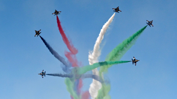 Athens Flying Week: Εντυπωσιακές εικόνες από τα ακροβατικά σμήνη και τους αλεξιπτωτιστές