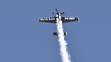 Athens Flying Week: Εντυπωσιακές εικόνες από τα ακροβατικά σμήνη και τους αλεξιπτωτιστές