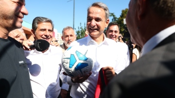 «Μας ανεβάσατε κατηγορία»: Ο διάλογος του Κυριάκου Μητσοτάκη με τον πρόεδρο του Απόλλωνα Καλαμαριάς στη ΔΕΘ, δείτε βίντεο