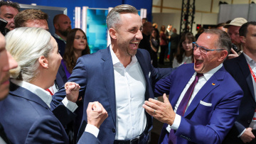 Μεγάλη νίκη για το ακροδεξιό AfD στη Σαξονία-Άνχαλτ δείχνουν τα exit poll: 44,4% έναντι 18,4% του CDU του καγκελάριου Μερτς, κυνηγά την αυτοδυναμία