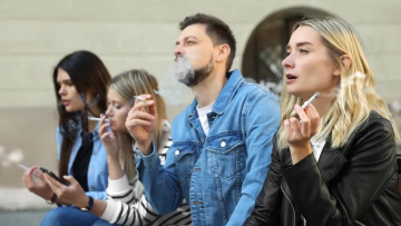 Ένας στους έξι Ευρωπαίους χρησιμοποιεί καθημερινά καπνό ή άλλο καπνικό προϊόν
