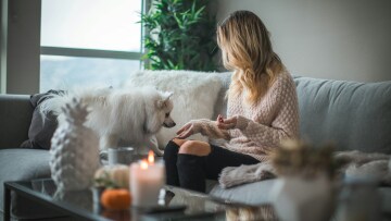 Από το «girlboss» στο «girlbaby»: Η νέα τάση που θέλει τις γυναίκες να αφήνουν πίσω τους την υπερβολική φιλοδοξία