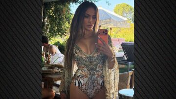 Η Τζένιφερ Λόπεζ πόζαρε με ολόσωμο μαγιό και ασορτί κιμονό με μακριά μανίκια