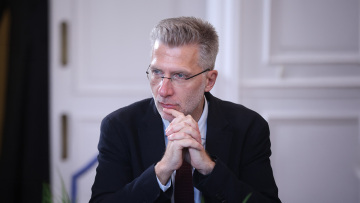 «Ευτυχώς ο Κρις Ρόκος δεν παρακολούθησε την ομιλία Τσίπρα»: Ο Σκέρτσος τρολάρει την πατριωτική εισφορά της ΕΛ.Α.Σ. και εξηγεί γιατί είναι ανεφάρμοστη