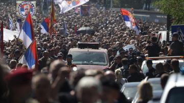 «Bαθιά λυπηρή» για την ΕΕ η παρουσία Σέρβων αξιωματούχων στην κηδεία του Ράτκο Μλάντιτς