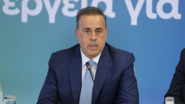 Παπασταύρου: «Στεκόμαστε δίπλα στην κοινωνία με βάση το δημοσιονομικό πλαίσιο» - Τι είπε για ακρίβεια, ενέργεια και Κάθετο Διάδρομο