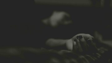 Έμφυλη βία: Οι φράσεις που χρησιμοποιούμε και μετατοπίζουν την ευθύνη από τον θύτη στο θύμα