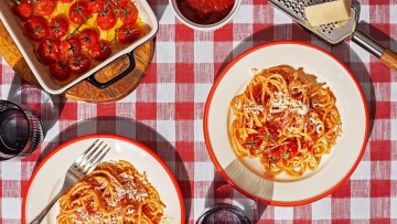 Σπαγγέτι ολικής άλεσης με ντομάτα, μπέικον και παρμεζάνα