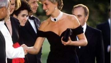 Το θρυλικό Revenge Dress της Πριγκίπισσας Diana βγαίνει ξανά σε δημοπρασία
