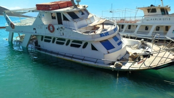Μεγάλη κινητοποίηση στην Ελούντα για εισροή υδάτων σε τουριστικό σκάφος, τοποθετήθηκαν αντιρρυπαντικά φράγματα