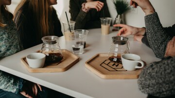 Πόσες ώρες χρειάζονται για να αποκτήσετε έναν νέο φίλο; Μια έρευνα έχει την απάντηση
