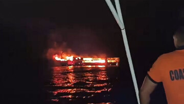 Συγκλονιστικό βίντεο από το φλεγόμενο επιβατηγό πλοίο στις Φιλιππίνες, αγωνία για τους αγνοούμενους