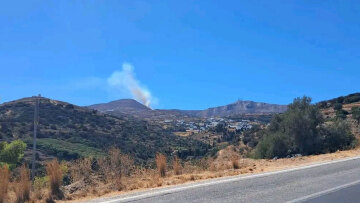 Φωτιά τώρα στις Λεύκες της Πάρου, επιχειρούν 6 εναέρια 