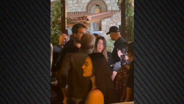 Συντετριμμένη η Άντζελα Δημητρίου στη λαϊκή αγρυπνία για τον Γιώργο Μαζωνάκη, δείτε βίντεο 
