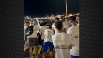 Παίκτες του Ατρομήτου Πατρών... σήκωσαν στα χέρια ΙΧ στο λιμάνι της Ζακύνθου, δείτε βίντεο 