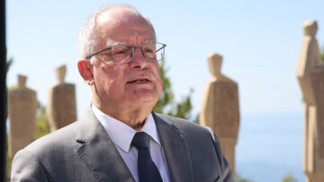 Στη Βιάννο ο Τασούλας, μίλησε με επιζώντες του ολοκαυτώματος: «Να μην ξεχνάμε τα εγκλήματα, διεκδικήσιμες οι γερμανικές αποζημιώσεις», βίντεο
