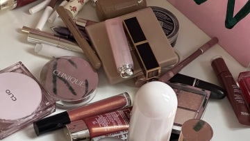 Beauty decluttering: Τι πρέπει να πετάξουμε, τι να τελειώσουμε και τι να σταματήσουμε να αγοράζουμε τη νέα σεζόν
