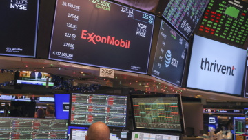 Στο κόκκινο η Wall Street: Τριπλή πίεση από AI, Μέση Ανατολή και Fed