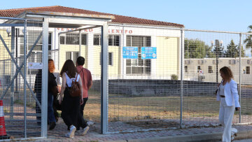 «Έβλεπα την αμαξοστοιχία σαν να μπαίνει σε στεφάνι φωτιάς»: Συγκλονίζει η κατάθεση επιζήσασας στη δίκη για τα Τέμπη