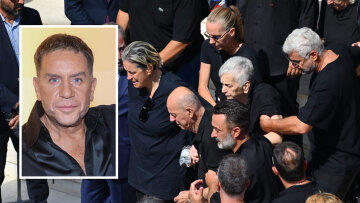 Με το «Φεύγω για μένα» και παρατεταμένο χειροκρότημα το τελευταίο αντίο στον Γιώργο Μαζωνάκη στη Νίκαια: Συντετριμμένοι οικογένεια, φίλοι και απλός κόσμος