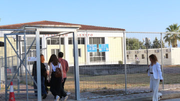 Με τη φωτογραφία της κόρης του στα χέρια κατέθεσε ο πατέρας της Φραντζέσκας Μπέζα στη δίκη για τα Τέμπη: «Εγώ έτσι σας την παρέδωσα»