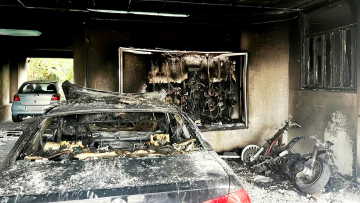 Φωτιά σε πιλοτή πολυκατοικίας στο Γαλάτσι, κάηκαν ΙΧ και μηχανή, δύο άτομα στο νοσοκομείο