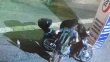 Δείτε βίντεο: Αστυνομικοί πιάνουν επ' αυτοφώρω δύο άτομα να κλέβουν μηχανάκι στην πλατεία Καραϊσκάκη