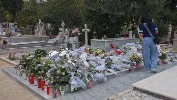 Βουβό προσκύνημα στο μνήμα του Γιώργου Μαζωνάκη: Δεκάδες θαυμαστές στο νεκροταφείο με λουλούδια και τα τραγούδια του να παίζουν