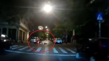 Οδηγός ηλεκτρικού πατινιού στον Σταθμό Λαρίσης παρέσυρε μοτοσικλετιστή και τον εγκατέλειψε τραυματισμένο, δείτε βίντεο

