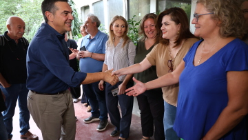 Συνάντηση Τσίπρα με εργαζόμενους στη ΔΥΠΑ στην πρώτη δημόσια εμφάνιση μετά τη ΔΕΘ
