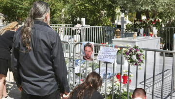 Βουνό από λουλούδια και μηνύματα στο μνήμα του Μαζωνάκη, ησυχία για να θρηνήσει ζήτησε η αδελφή του
