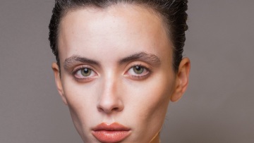 Full-coverage foundation, skin tint ή concealer: Ποιο χρειάζεστε πραγματικά;
