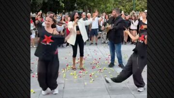 Βίντεο: Η Αναστασία τραγούδησε στο Σύνταγμα, της πετούσαν γαρύφαλλα στην πλατεία