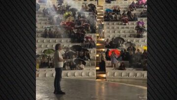 Ο Γιάννης Κότσιρας ανέβαλε συναυλία του λόγω βροχής, αλλά τραγούδησε a cappella για να ευχαριστήσει το κοινό του