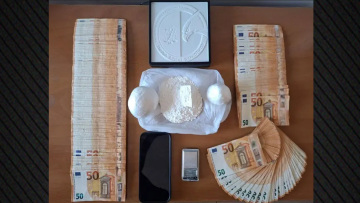 Συνελήφθη 37χρονος για διακίνηση ναρκωτικών στα Τρίκαλα, εντοπίστηκαν 18.000€ στο σπίτι του