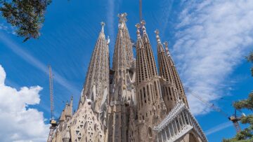 Sagrada Familia: Το αριστούργημα του ισπανικού μοντερνισμού στην «καρδιά» της Βαρκελώνης