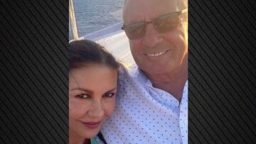 Η selfie της Κάθριν Ζέτα Τζόουνς με τον πατέρα της και οι ευχές για τα 80ά του γενέθλια: Είμαι το πιο τυχερό κορίτσι στον κόσμο 