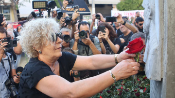 Κόκκινο τριαντάφυλλο άφησε η Μάγδα Φύσσα στο μνημείο του Παύλου, σε εξέλιξη συγκέντρωση στο Κερατσίνι, βίντεο και φωτογραφίες