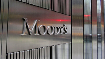 Ψήφος εμπιστοσύνης από τη Moody's, αναβάθμισε το outlook της ελληνικής οικονομίας σε «θετικό»