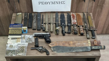 Συνελήφθη 70χρονος στο Ρέθυμνο με υποπολυβόλα, Καλάσνικοφ και μαχαίρια
