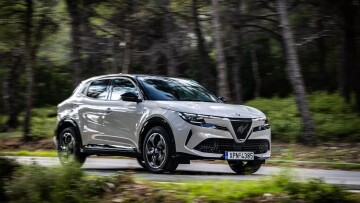 Δοκιμάζουμε την υβριδική Alfa Romeo Junior - Πόσο κοστίζει στην Ελλάδα; 