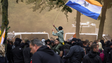 Άγρια επεισόδια μεταξύ αστυνομίας και ακροδεξιών σε διαδήλωση στη Χάγη, βίντεο και φωτογραφίες