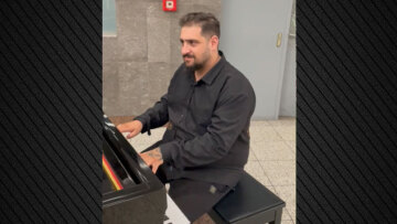 Ο διανομέας που έγινε viral με τον Μητροπάνο επέστρεψε στο πιάνο του Μετρό Συντάγματος και έπαιξε Μαζωνάκη
