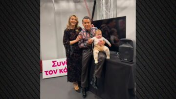Το κοριτσάκι που θα βάφτιζε ο Γιώργος Μαζωνάκης άφησε λουλούδι στον τάφο του, δείτε βίντεο