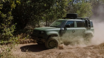 Ένα...πολεμικό Land Rover Defender