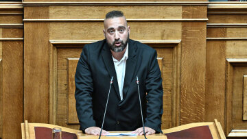 Ο Γιώργος Μανούσος αυτοανακηρύχθηκε στην Ολομέλεια εκπρόσωπος του κόμματος που στηρίζει ο Κασιδιάρης, αντιδράσεις από Κατσώτη - Καζαμία
