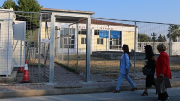 «Η κόρη μου πέθανε αβοήθητη μέσα σε ένα βαγόνι»: Συγκλονιστικές καταθέσεις συγγενών στη δίκη για τα Τέμπη