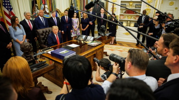 Εμπάργκο στη live κάλυψη του Τραμπ από CBS, NBC, ABC και Fox: Στο πλευρό του CNN μετά το μπλόκο του Λευκού Οίκου